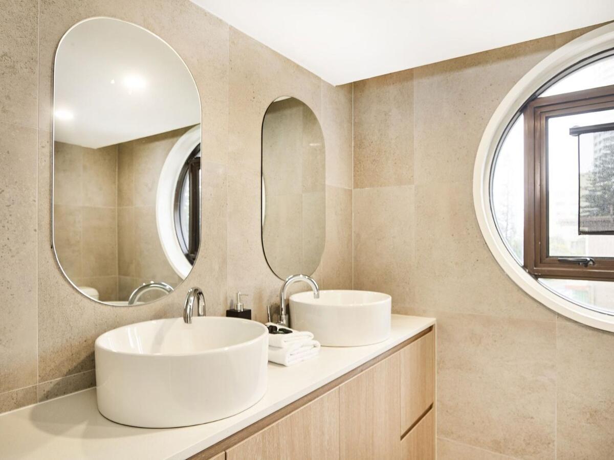 Apartment Renovated Beachside 2-bedroom Gold Coast