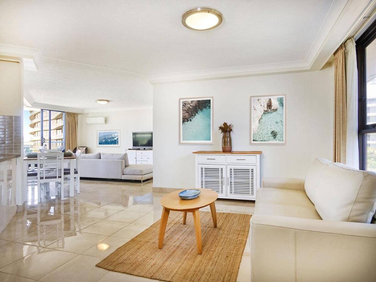 Renovated Beachside 2-bedroom Apartment *